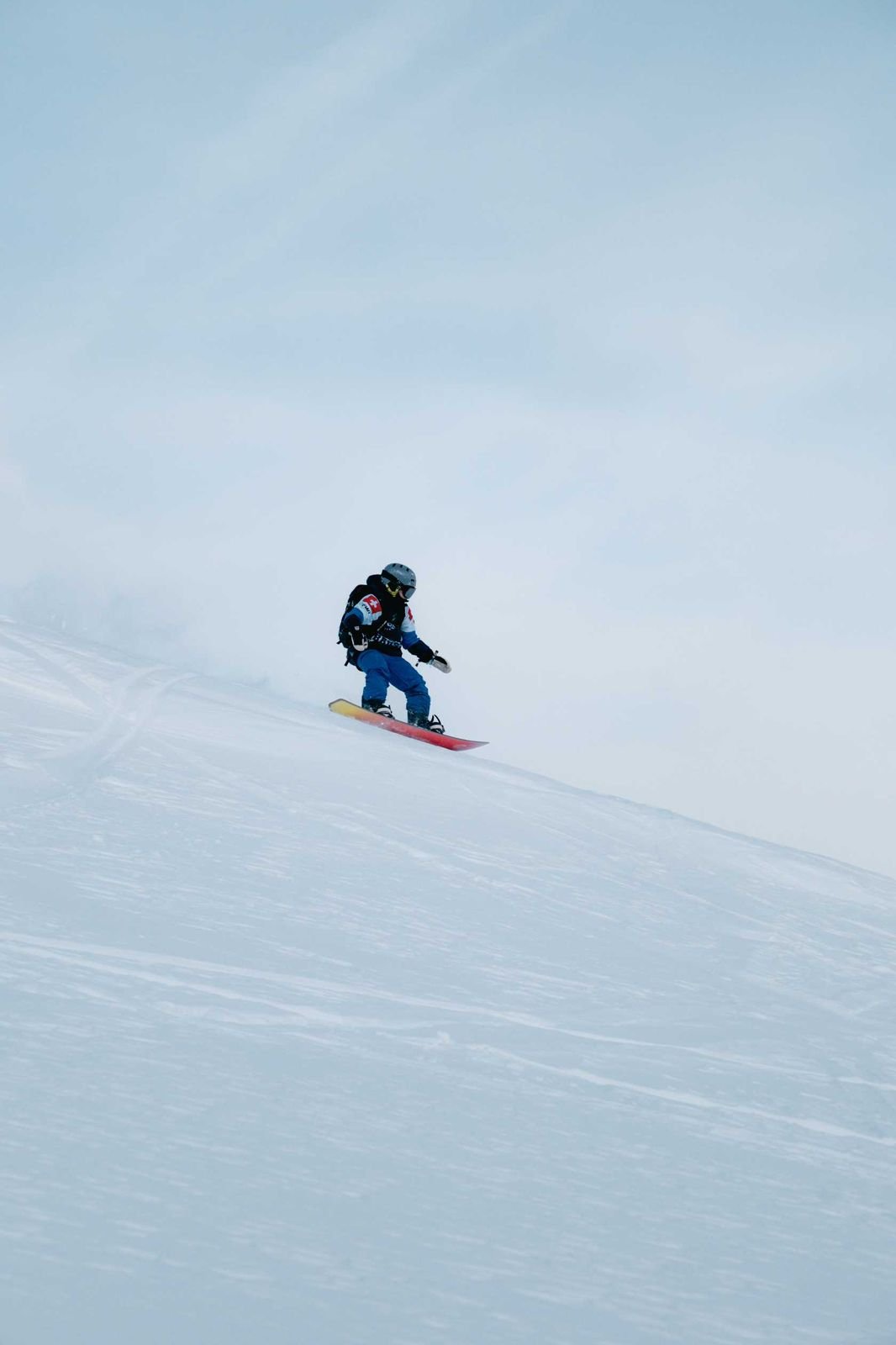 Rider de freeride bajando una línea en los Andes