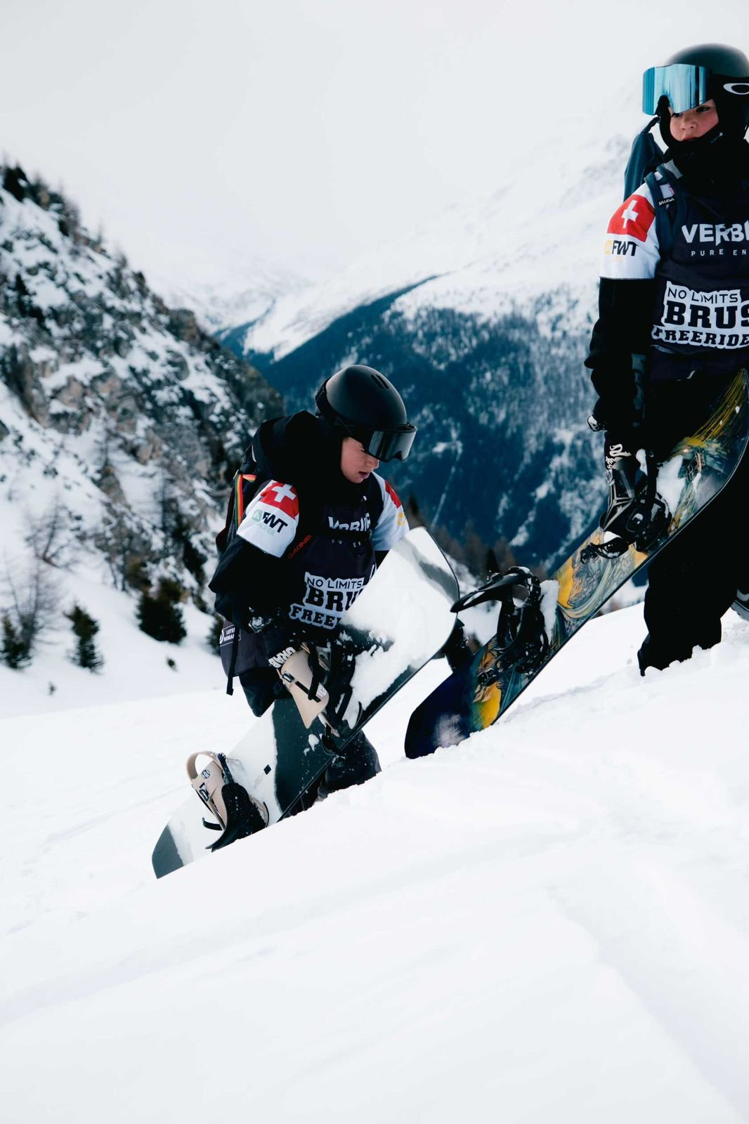 Riders de freeride preparándose en la montaña