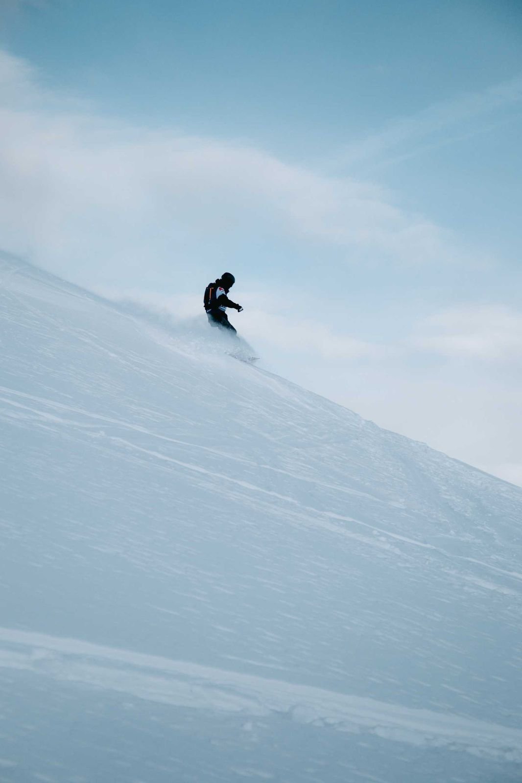 Snowboarder dejando una estela de nieve en una cara de los Andes